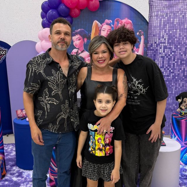 🎉✨ Que energia incrível na terceira festa da Luiza aqui no Kroko Kids Buffet! ✨🎤

No dia 14/11, o tema Guerreiras do K-Pop trouxe muita música, dança, brilho e atitude para uma comemoração inesquecível. A Luiza e todos os convidados se divertiram como verdadeiras estrelas do palco!

Agradecemos de coração à Natália e ao Clodoaldo por confiarem mais uma vez em nosso espaço para celebrar essa data tão especial. Vocês fazem parte da família Kroko Kids, e é uma honra acompanhar cada conquista dessa pequena guerreira.

Que a Luiza continue brilhando com saúde, felicidade e talento por onde passar! Muito obrigado por escolherem o Kroko Kids novamente! 💙🌟

#AniversárioKrokoKids #Luiza8Anos #GuerreirasDoKPop #TerceiraFesta #MomentosFelizes #gratidãosempre