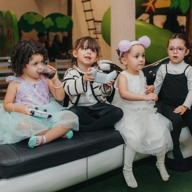 No dia 08/11, a Larissa comemorou seus 3 aninhos em uma festa de Sereia cheia de encanto, cores e muita alegria aqui no Kroko Kids Buffet! 🧜‍♀️🌊

Cintia e Roberto, que honra imensa receber vocês pela 3ª vez com a gente. Ver a Larissa crescer e acompanhar de perto cada nova fase da vida dela é um presente para toda a nossa equipe – cada festa com vocês é sinônimo de carinho, confiança e memórias lindas em família. 💚

Entre conchas, brilhos e sorrisos, a Larissa reinou como a verdadeira sereia desse mar de diversão, mostrando o quanto esses momentos são únicos e especiais.

Que venham muitos outros aniversários mágicos aqui com a gente. Obrigado por fazerem parte da família Kroko Kids Buffet! 🐊✨