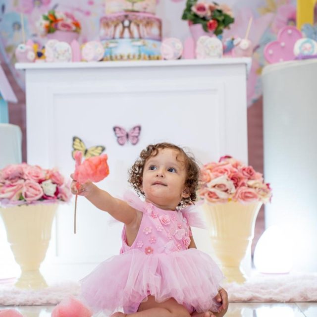 No dia 14/12, a pequena Íris celebrou seu 1º aninho em uma festa Jardim das Borboletas cheia de encanto, flores e muita ternura aqui no Kroko Kids Buffet! 🦋🌸

Thaina e Jorge, foi uma emoção enorme ver o primeiro aniversário da Íris transformado em um sonho colorido e acolhedor – cada detalhe respirava amor e cuidado, criando memórias que vão florescer para sempre no coração da família.

A Íris, com seu jeitinho especial, roubou a cena em meio a tantas borboletas, mostrando que os primeiros passos da vida merecem as celebrações mais delicadas e felizes.

Que venham muitos outros momentos mágicos como esse! 🥰💚