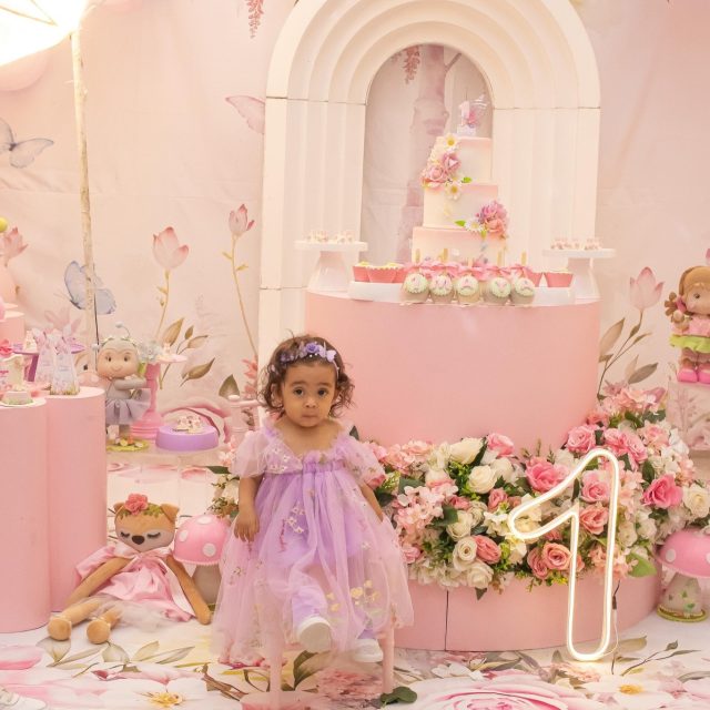🎉🦋 Que festa encantadora celebrar o primeiro aninho da Maya no Kroko Kids Buffet! ✨

No dia 12/10, o tema Jardim das Borboletas trouxe leveza, cores delicadas e muita ternura para essa comemoração tão especial, repleta de amor e sorrisos inesquecíveis.

Agradecemos de coração à Danila e ao Lucas por confiarem em nosso espaço para tornar esse momento mágico. Que a Maya cresça com muita saúde, felicidade e cercada de beleza como esse jardim encantado!

Muito obrigado por fazerem parte da família Kroko Kids! 💖🌺

#AniversárioKrokoKids #Maya1Ano #JardimDasBorboletas #PrimeiroAninho #MomentosFelizes #Gratidão