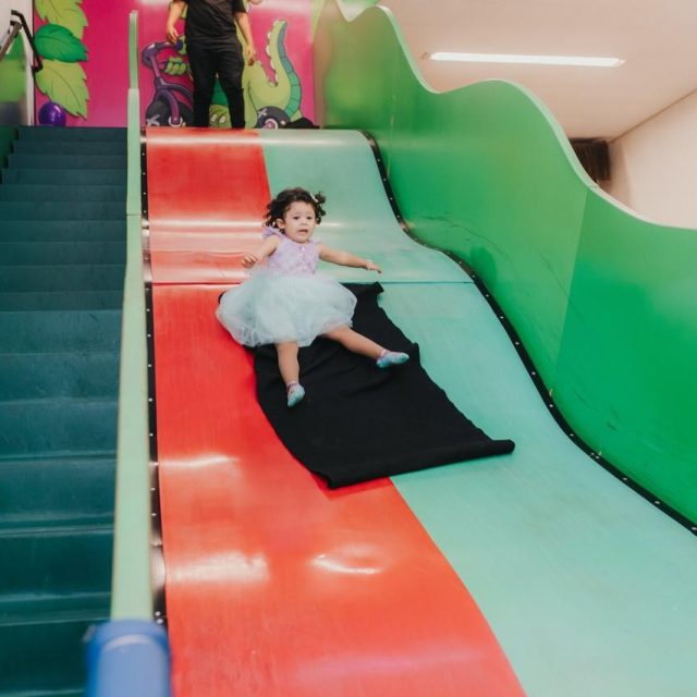 🎉✨ Que alegria celebrar a terceira festa da Larissa aqui no Kroko Kids Buffet! ✨🎉

No dia 08/11, o tema Sereia trouxe todo o encanto dos mares, cores vibrantes e muita magia para mais um aniversário inesquecível. Foi uma festa repleta de alegria, risadas e momentos especiais para a Larissa e todos os convidados.

Agradecemos de coração à Cintia e ao Roberto por confiarem novamente em nosso espaço para celebrar esse momento tão importante. Vocês fazem parte da família Kroko Kids, e é uma honra acompanhar tantos capítulos dessa história!

Que a Larissa continue crescendo com saúde, felicidade e rodeada de sonhos realizados. Muito obrigado por escolherem o Kroko Kids mais uma vez! 💙🧜‍♀️

#AniversárioKrokoKids #Larissa3Anos #FestaSereia #TerceiraFesta #MomentosFelizes #Gratidão