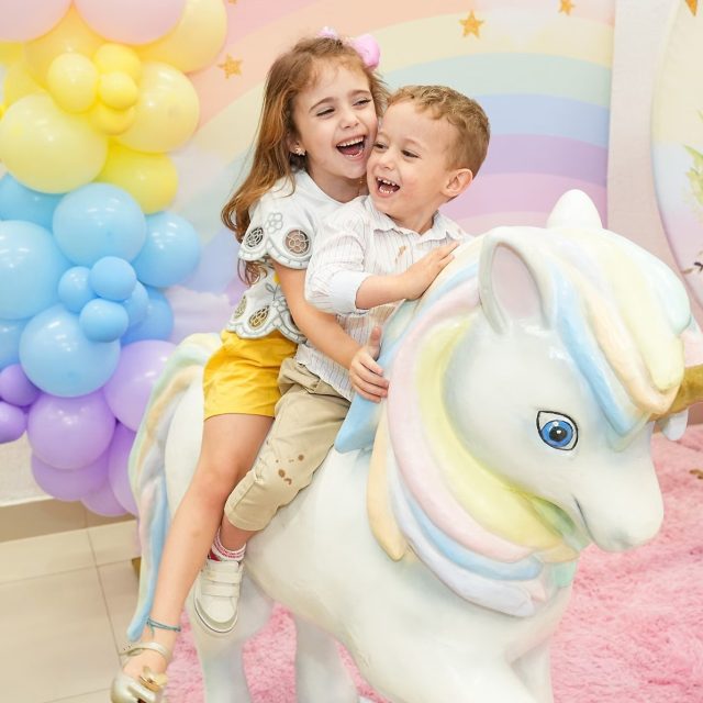 🎉✨ Que alegria celebrar a terceira festa da Carolina, que completou 6 anos, e do Guilherme, que fez 3 anos, aqui no Kroko Kids Buffet! ✨🎉

No dia 08/11, os temas Unicórnio e Hot Wheels trouxeram muita magia, fantasia e velocidade para uma festa cheia de sorrisos, brincadeiras e momentos inesquecíveis para toda a família.

Agradecemos de coração à Juliana e ao Rodrigo por confiarem mais uma vez em nosso espaço para proporcionar essa celebração tão especial. Vocês fazem parte da família Kroko Kids, e é sempre uma honra acompanhar cada capítulo dessa linda história.

Que a Carolina e o Guilherme continuem crescendo com muita saúde, felicidade e rodeados de sonhos realizados. Muito obrigado por escolherem o Kroko Kids novamente! 💙🦄🚗

#AniversárioKrokoKids #Carolina6Anos #Guilherme3Anos #FestaUnicórnio #FestaHotWheels #TerceiraFesta #MomentosFelizes #Gratidão