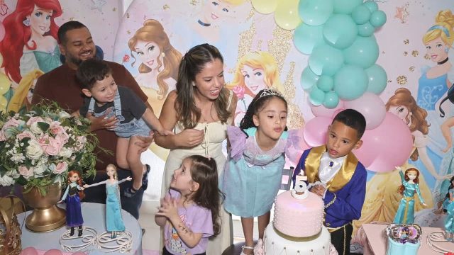 🎉✨ Que sonho celebrar a segunda festa da Isis aqui no Kroko Kids Buffet! ✨👑

No dia 25/10, o tema Princesas Disney trouxe toda a magia, encanto e elegância que fizeram dessa comemoração um verdadeiro conto de fadas. A Isis e todos os convidados viveram momentos especiais cheios de sorrisos e alegria.

Agradecemos de coração à Bárbara e ao Anderson por confiarem mais uma vez no nosso espaço para celebrar essa data tão importante. Vocês fazem parte da família Kroko Kids, e é uma honra acompanhar cada passo dessa linda história.

Que a Isis continue crescendo com saúde, felicidade e rodeada de sonhos realizados! Muito obrigado por escolherem o Kroko Kids novamente! 💙✨

#AniversárioKrokoKids #Isis5Anos #PrincesasDisney #SegundaFesta #MomentosFelizes #gratidãosempre