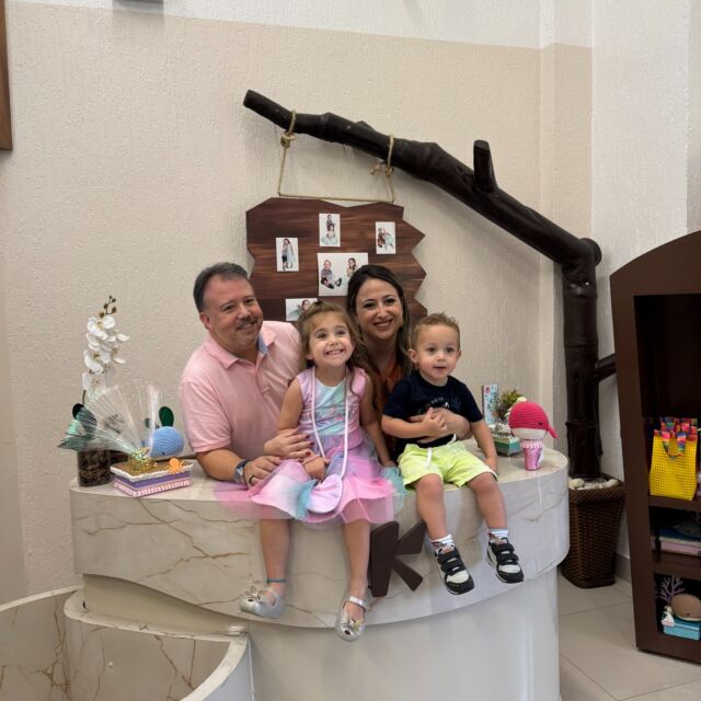 Juliana e Rodrigo, o Kroko Kids Buffet agradece de coração por escolherem a gente pela segunda vez para celebrar o aniversário da Carolina (5 anos) e do Guilherme (2 anos)! 💖 Amamos fazer parte dessa aventura e ver a alegria da criançada! 🤩 Desejamos aos aniversariantes um oceano de felicidades, saúde e muitos outros momentos inesquecíveis aqui no Kroko Kids! 🎈🐠 #KrokoKidsBuffet #AniversárioCarolinaEGuilherme #FundoDoMar #5Anos #2Anos #FestaInfantil ##momentosmagicos❤️