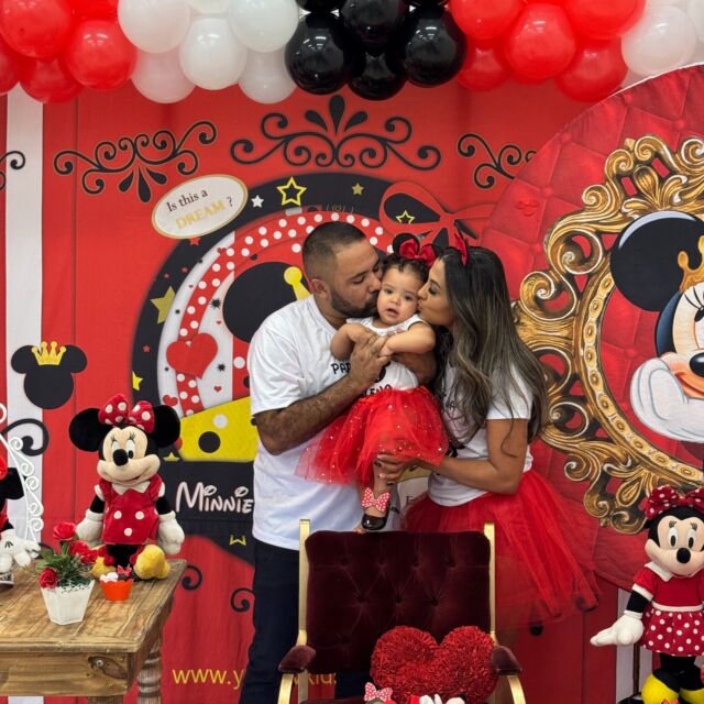 🎀 Um aninho cheio de laços e bolinhas para a Helena! 🎀 No Kroko Kids Buffet, a festa da Minnie foi pura fofura e alegria! 💖 Lília e Cláudio, obrigado por compartilhar esse momento mágico conosco. Desejamos à Helena um futuro brilhante, cheio de saúde, amor e muitas brincadeiras! Que ela continue crescendo com essa doçura e encantando a todos ao seu redor. Feliz aniversário, Helena! 🎂🎈 #KrokoKidsBuffet #AniversárioHelena #Minnie #1Aninho #FestaInfantil #MomentosMágicos