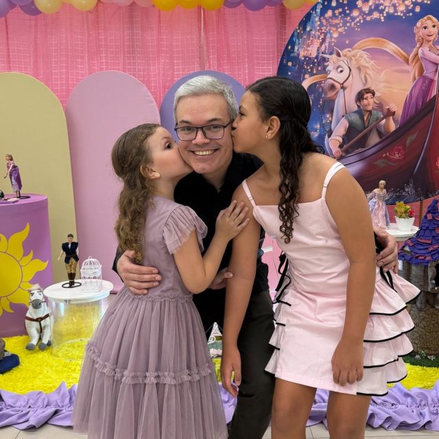 No dia 18/10, o tema Enrolados trouxe toda a magia, aventura e encantamento para uma festa inesquecível, cheia de sorrisos e alegrias.

Agradecemos de coração à Renata e ao Wesley por confiarem em nosso espaço para tornar esse momento tão especial. Foi um prazer fazer parte dessa celebração linda!

Que a Carolina continue crescendo com muita saúde, felicidade e rodeada de sonhos realizados. Muito obrigado por escolherem o Kroko Kids!

#AniversárioKrokoKids #Carolina5Anos #FestaEnrolados #momentosfelizes