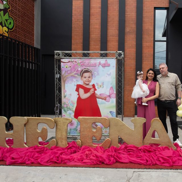 🎉✨ Que momento encantador celebrar o primeiro aninho de nossa querida Helena no Kroko Kids Buffet! ✨🎉

No dia 04/10, o tema Jardim Encantado trouxe muita delicadeza, magia e encanto para essa festa tão especial, repleta de sorrisos, abraços carinhosos e momentos que ficarão eternizados no coração de toda a família.

Agradecemos de coração à Raquel e ao Fábio por confiarem em nosso espaço para celebrar essa data tão importante. Ver a Helena crescendo e rodeada de tanto amor é um privilégio para nós!

Que a pequena Helena continue crescendo com muita saúde, felicidade e rodeada de sonhos realizados. Muito obrigado por fazerem parte da família Kroko Kids! 💙🌸

#AniversárioKrokoKids #Helena1Ano #JardimEncantado #PrimeiroAninho #MomentosFelizes #gratidãosempre