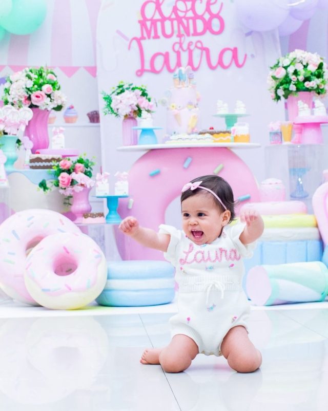 No dia 17/01, o Kroko Kids Buffet se transformou no Mundo Doce da Laura para celebrar seu 1º aninho em uma festa cheia de encanto, cores suaves e muito carinho.

Mariana e Diogo, que alegria poder participar desse momento tão especial da vida de vocês e da Laura. Cada detalhe dessa comemoração foi preparado com amor para que o primeiro aniversário dela fosse doce não só na decoração, mas também nas memórias que vão ficar para sempre no coração da família.

Ver a Laura completando seu primeiro ano cercada de sorrisos, abraços e muita felicidade é o tipo de momento que nos lembra por que amamos tanto fazer festas.

Que esse seja apenas o começo de muitos outros aniversários mágicos aqui com a gente. Obrigado por confiarem no Kroko Kids Buffet para viver esse dia inesquecível! 🐊✨