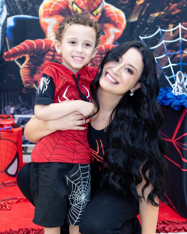 O Benício celebrou seus 5 aninhos com tema Homem-Aranha e a família Danielle e Rubens escolheu nosso espaço pela segunda vez – prova de que aqui a diversão é sempre inesquecível e a gente sabe como fazer cada aniversário especial.

O dia 06/12 foi puro encanto: crianças se divertindo nas atrações, família relaxada e todo mundo encantado com a decoração temática e o atendimento impecável.

Obrigado por confiar no Kroko Kids Buffet novamente! Venha você também fazer parte dessa experiência única na Zona Norte. Clique em "Enviar mensagem" e agende sua visita.