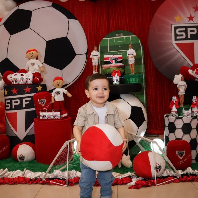 🎉⚽ Que festa maravilhosa celebrar os 2 anos do Leonardo aqui no Kroko Kids Buffet! No dia 09/11, o tema Futebol São Paulo trouxe muita emoção, diversão e aquela energia contagiante que só o futebol pode proporcionar.

Agradecemos de coração à Thaís e ao Eduardo por confiarem em nosso espaço para essa comemoração tão especial. Foi um dia cheio de sorrisos, brincadeiras e momentos inesquecíveis para o Leonardo, a família e os amigos.

Que o Leonardo continue crescendo com saúde, alegria e cercado de muito amor. Muito obrigado por escolherem o Kroko Kids!

#AniversárioKrokoKids #Leonardo2Anos #FestaFutebolSãoPaulo #MomentosFelizes #Gratidão
