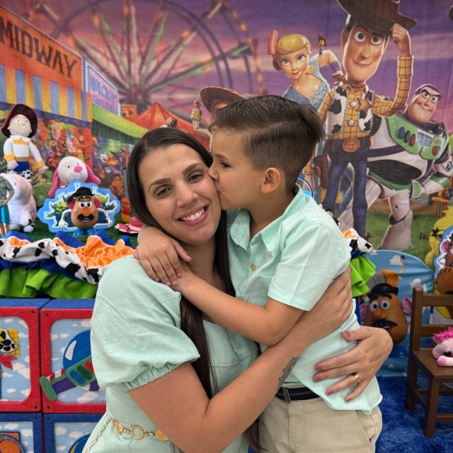 Miguel comemorou seus 6 anos em um verdadeiro universo de aventura com o tema Toy Story no Kroko Kids Buffet! 🎉🤠​

No dia 07/12, Juliana e Adriel reuniram a família e os amigos para uma celebração cheia de cores, diversão e momentos inesquecíveis, do jeitinho que toda criança merece viver. Cada detalhe dessa festa trouxe a magia dos brinquedos à vida, transformando o dia do Miguel em uma lembrança que vai ficar para sempre no coração. 💙🚀